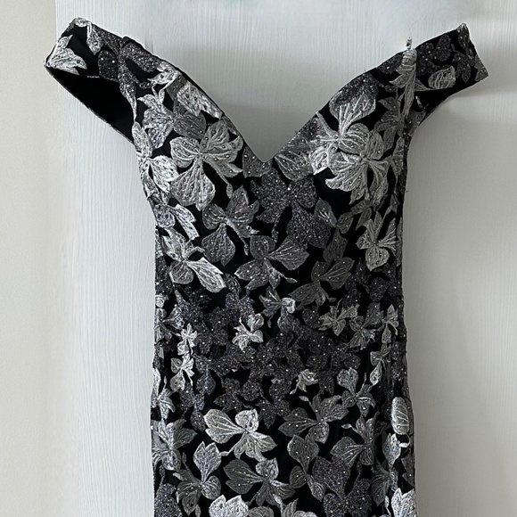 Exquisite Evening Dress - Picture 1 of 3